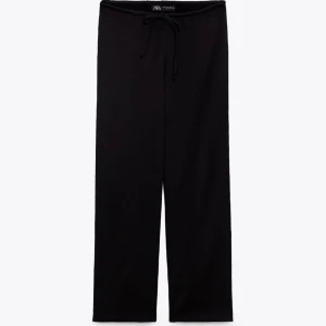 Raka byxor  - Lite för korta för mig men annars true size. Jätteskönt material, prislappen kvar och slut hos Zara.