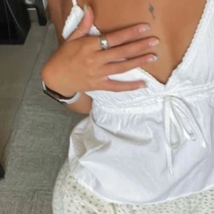 Topp från Brandy Melville  - Säljer denna jättesöta topp från Brandy Melville. Storlek är one size (XS/S), toppen har justerbara axelband samt går att knyta och spänna åt i midjan. Tröjan är endast använd en gång och är därför i nyskick! Ordinarie pris: 260kr, mitt pris: 150kr💕