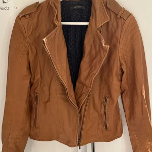 Skin jacka  - Dam skin jacka, st 38  250kr