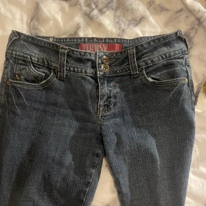 Lowrise bootcut jeans! - Säljer dessa så snygga jeans då de tyvärr är för korta för mig 💔 Innerbenslängd: 80 cm Midjemått tvärsöver: 39 cm