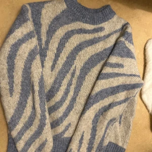  Tjock tröja  - Jätte fin tröja som är tjockt stickad med super fina färger, nästan helt oanvänd ☺️köparen står för frakten 