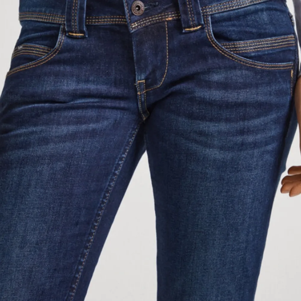 Säljer dessa lågmidjade fina pepe jeans då dom inte kommer till användning mer❤️ bra skick och kom priv för mer bilder och frågor❤️nypris 990. Jeans & Byxor.