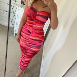 Mönstrig klänning  - Jätte fin off shoulder klänning som formar kroppen sjukt fint, perfekt klänning för sommaren, för mig är den inte till användning alls. Storlek M.