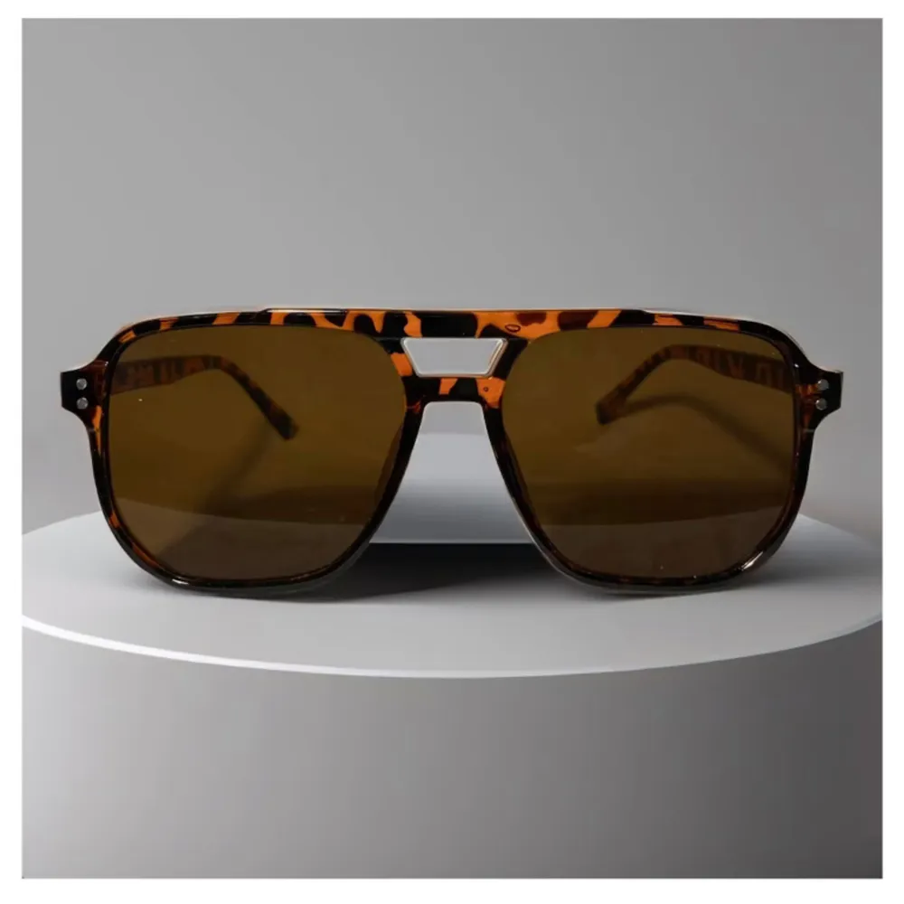 Leopardfärgade solglasögon perfekta för skidresan och alla andra tillfällen . Accessoarer.