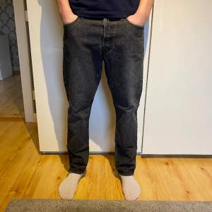 Säljer 2 par mörkgråa jack & Jones jeans straight leg fit med storlek 32/32 och 30/32 inte använda ofta och finns inga tecken på slitage eller hål i byxorna