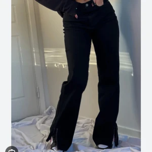 Jeans - Svarta bootcut jeans med slits längst ner