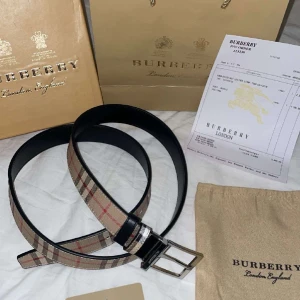 Burberry bälte  - Hej säljer nu mitt burberry bälte då jag har slutat använda de och ska köpa ett nytt så billigt för att vill kunna köpa mitt nya! Pris ej huggit i sten, kan bli billigare vid snabb affär!