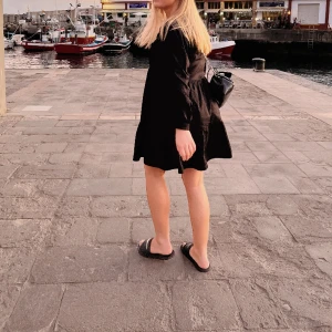 Svart klänning med paneler - Min favoritklänning från Zara som blivit för liten 😭 skickar gärna mer bilder om ni önskar. Den har paneler/vilanger samt lite urringad. Den är i bra skick med fina sommar osv. Hoppas nån annan nu kan bära min favorit ❤️