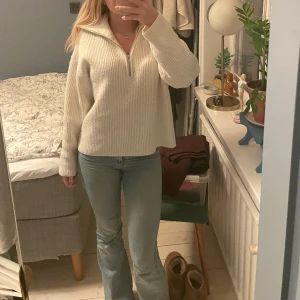 Stickad törja - Pris kan diskuteras!!Jättefin stickad tröja men passar inte min stil så bra, den är använd några gånger men bra skick!! Köptes på bikbok i höstas 💞💞 nypris 500kr