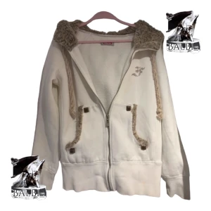 Tjej Fur Hoodie 🎀🎀🎀 - Fur Hoodie för tjejer med päls och studs🎀🎀Ganska bra kondition‼️‼️Priset kan diskuteras 💰💰Ställ gärna frågor❤️❤️