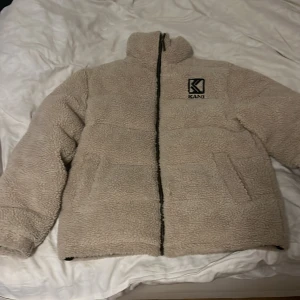 Karl kani teddyjacka - Använder inte den längre så vardågod o köp. Storlek S/M/L på nåt sätt så den passar oavsett va for storlek man har
