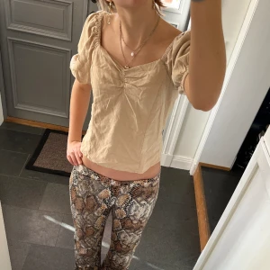 Beige topp från H&M  - Beige topp i storlek 36 drån H&M i fint skick. Säljer även byxorna! Använd gärna köp nu!