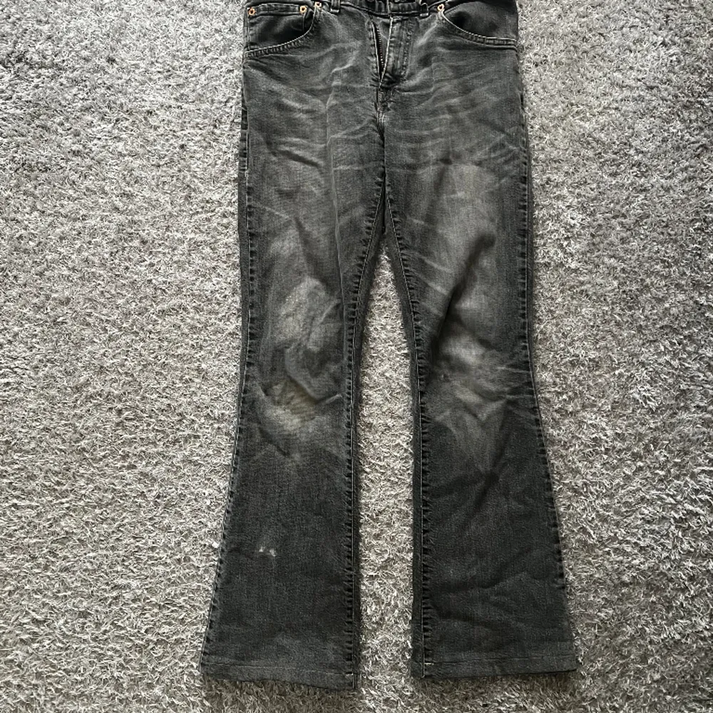 Jätte snygga mörkgrå bootcut jeans från Levi’s! Säljer då dom är för stora för mig! Köpte på en secondhandbutik i Paris för 2 höstar sen men dom har dock ett par fläckar på det högra benet (bild 3), men inget som syns när de är på! Kp för fler bilder. Jeans & Byxor.