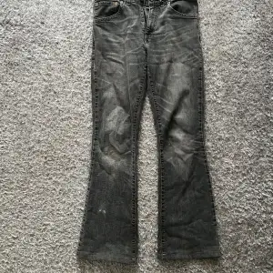 Jätte snygga mörkgrå bootcut jeans från Levi’s! Säljer då dom är för stora för mig! Köpte på en secondhandbutik i Paris för 2 höstar sen men dom har dock ett par fläckar på det högra benet (bild 3), men inget som syns när de är på! Kp för fler bilder