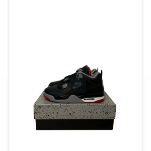 Air Jordan 4 Retro ’Bred Reimagined’ - Helt nya / DS  Storlek: 44 / US: 10  Pris: 3149kr  Skicka DM vid frågor eller fler bilder.
