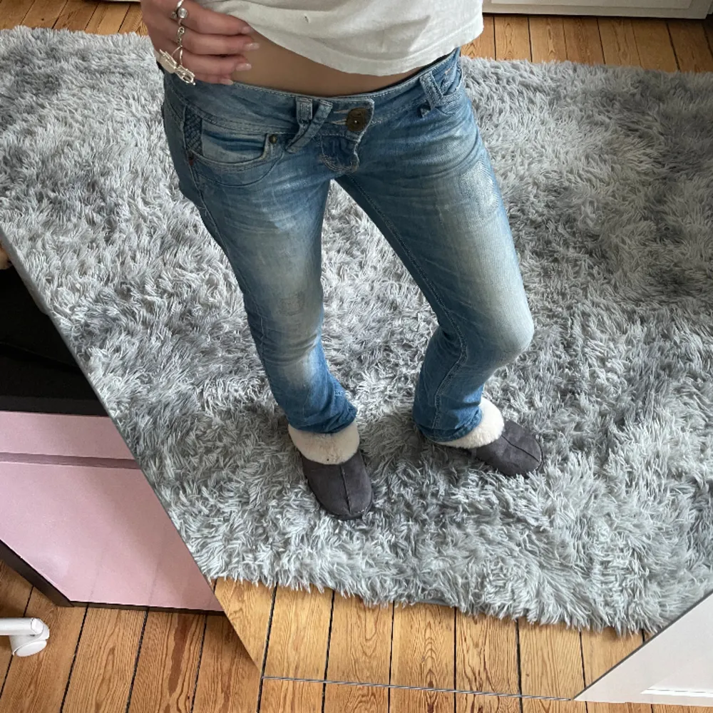 Super snygga lågmidjade bootcut jeans med jätte snygga detaljer. Mycket bra skick. Midjemåttet: 37 cm, Innerbenslängden: 78 cm 💗. Jeans & Byxor.