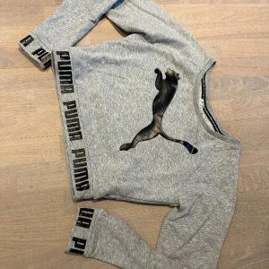 Puma tröja crop top träning - Snygg tröja från Pumpa i fin härlig kvalité. Använd ett fåtal gånger, som ny. Storlek S.