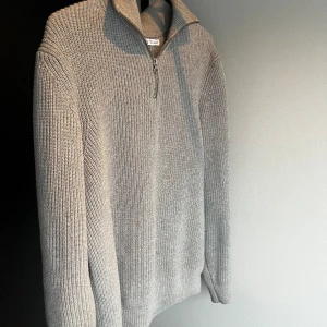 Half zip Zara - Säljer nu min tröja då den är lite för stor för mig Skick: 9/10 Nypris: 799 Mitt pris: 250