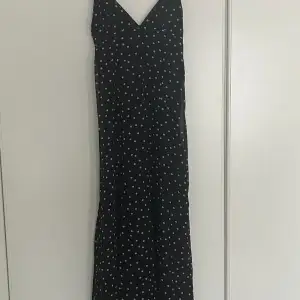 Säljer denna snygga klänning ifrån zara som inte går att köpa längre. Så fin till semestern/sommaren!!⭐️