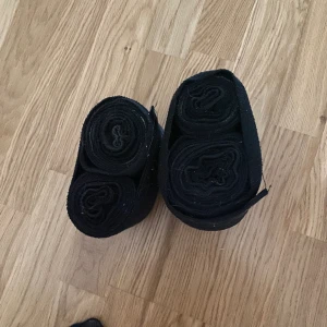 Lindor till häst - Svarta benlindor till häst. Använt ett par gånger på min D-ponny men har inte hästen kvar därav säljs dem. 