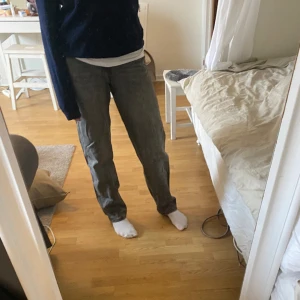 Jeans - Säljer ett par jeans från gina! De är sparsamt använda. Modellen är högmidjad men som man ser på bilden går de enkelt att vika ner om man vill ha de lågmidjade🙌 Priset går att diskutera! Hör av dej för fler bilder eller om du har frågor💛💛