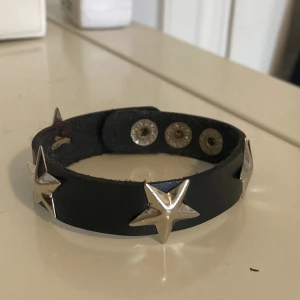 Nitarmband  - Nitarmband med stjärnor, köpt här på plick. Man kan ställa in storleken med hjälp av tre knappar. Kontakta mig vid frågor eller intresse
