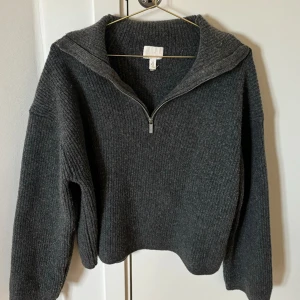 Stickad halfzip tröja - Mörkgrå stickad halfzip tröja från H&M i storlek M