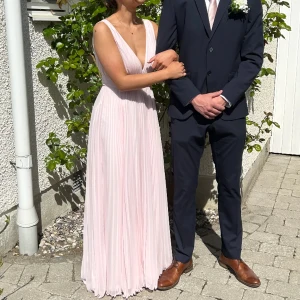 Balklänning - Såå fin balklänning, använd endast på balen. Inga fel eller märken på den😊 Skriv vid mer frågor:) Köptes för ca 3500kr