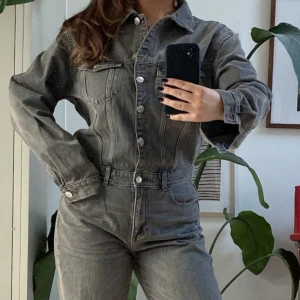 Jumpsuit i denim från ZARA - Grå denimjumpsuit från ZARA i storlek L men passar mig som är M