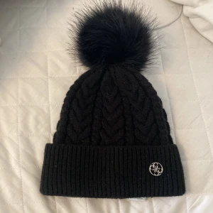 Guess mössa - Säljer denna fina guess mössa, aldrig använd 