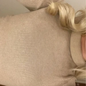 Polo tröja - Brun-nude polo tröja, anväder inte längre. Ingen aning vilket märke👍