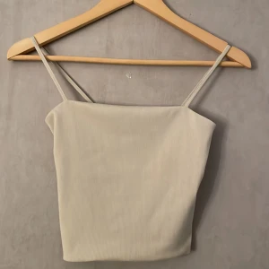 Linne - Säljer detta beiga linne från Monki i storlek xs