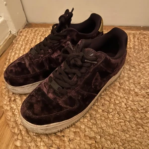 Nike air forse - Nike air force i lila sammet. Storlek 38. Bra skick men tecken på användning finns