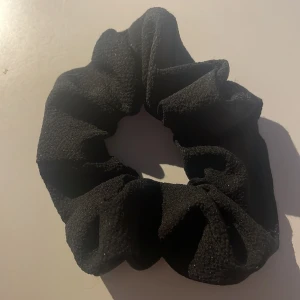 Svart scrunchie  -  Jag säljer en svart scrunchie🖤 