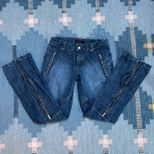 Bootcut jeans med dragkedjor - Så jävla snygga bootcut jeans, älskar kedjorna men dom är tyvärr för korta för mig. Buda gärna lool😼 