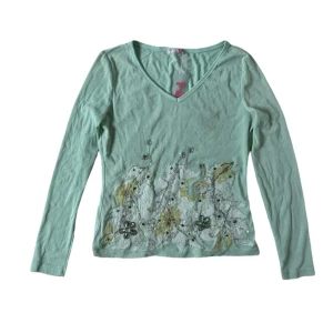 Paljett tröja  - Sheer armar. Har en slitning syns på bild 2. Kontakta vid intresse <3