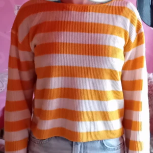 Gul randig tröja - Långärmad gul och vitrandig stickad tröja🤍 Några maskor har gått upp ( en syns på bild 3) dom hår att fixa om man har verktyg hemma om man vill🤍 Välj gärna instabox men postnord funkar utan också🤍 Storlek 146/152 men passar mig som är xs🤍