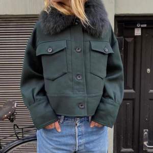 Säljer min gröna Charlie jacket från meotine. Jackan är i väldigt bra skick och användes endast under en vinter för två år sedan. Hör av er om ni vill ha fler bilder!😊💗(nypris ligger runt 3 000 kr)