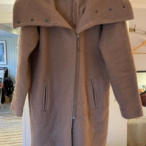 Kort kappa - En jätte fin brun/beige kappa som är snygg till lite finare