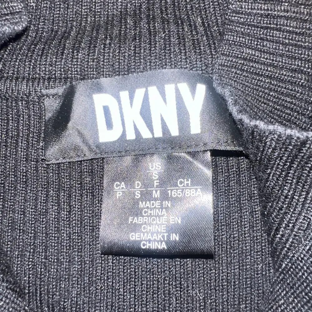 Super snygg svart o vitt dkny styckad tröja köpt ny i butiken för över 1000kr har bara haft på en eller två gånger lite stretchiga så hade kanske passat m också . Tröjor & Koftor.
