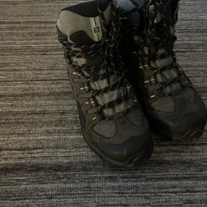 Salomon, 37,5 nytt stick  - Contogrip från Salomon är stabila vandringskängor för damer, utformade för långa expeditioner och tuffa förhållanden. Kängorna har ett vattentätt GORE-TEX membran som skyddar fötterna från väta samtidigt som fukt och överskottsvärme 