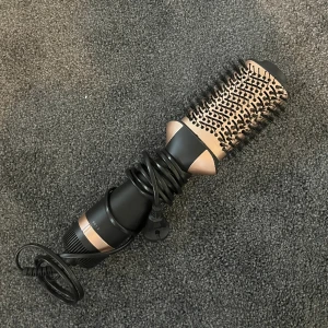 Hårfön/värmeborste  - Säljer en värmeborste/hårfön. Säljer då den inte kommer till användning. Jag har endast testat den men annars är den som ny. Dupe på revlon❤️