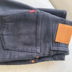 Säljer dessa högmidjade jeans från Levis. Nyskick, sparsamt använda, som nya 🫶