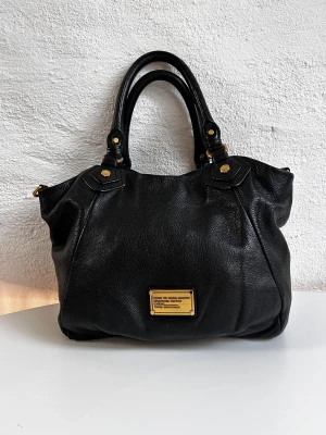 Marc Jacobs väska - Väska i bra skick. Lädret är jättefint. En liten mutter på brickan saknas. 