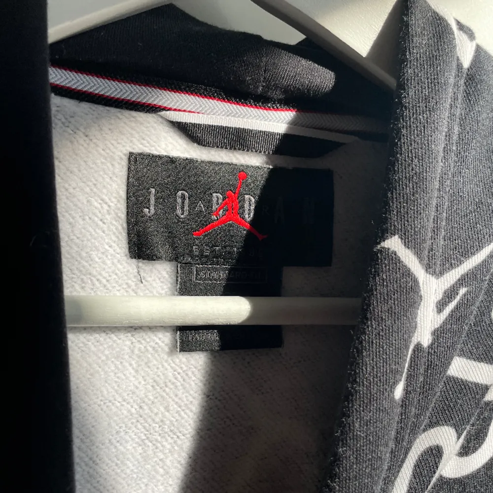 Säljer denna Nike air Jordan psg hoodien då den aldrig använts.  . Hoodies.