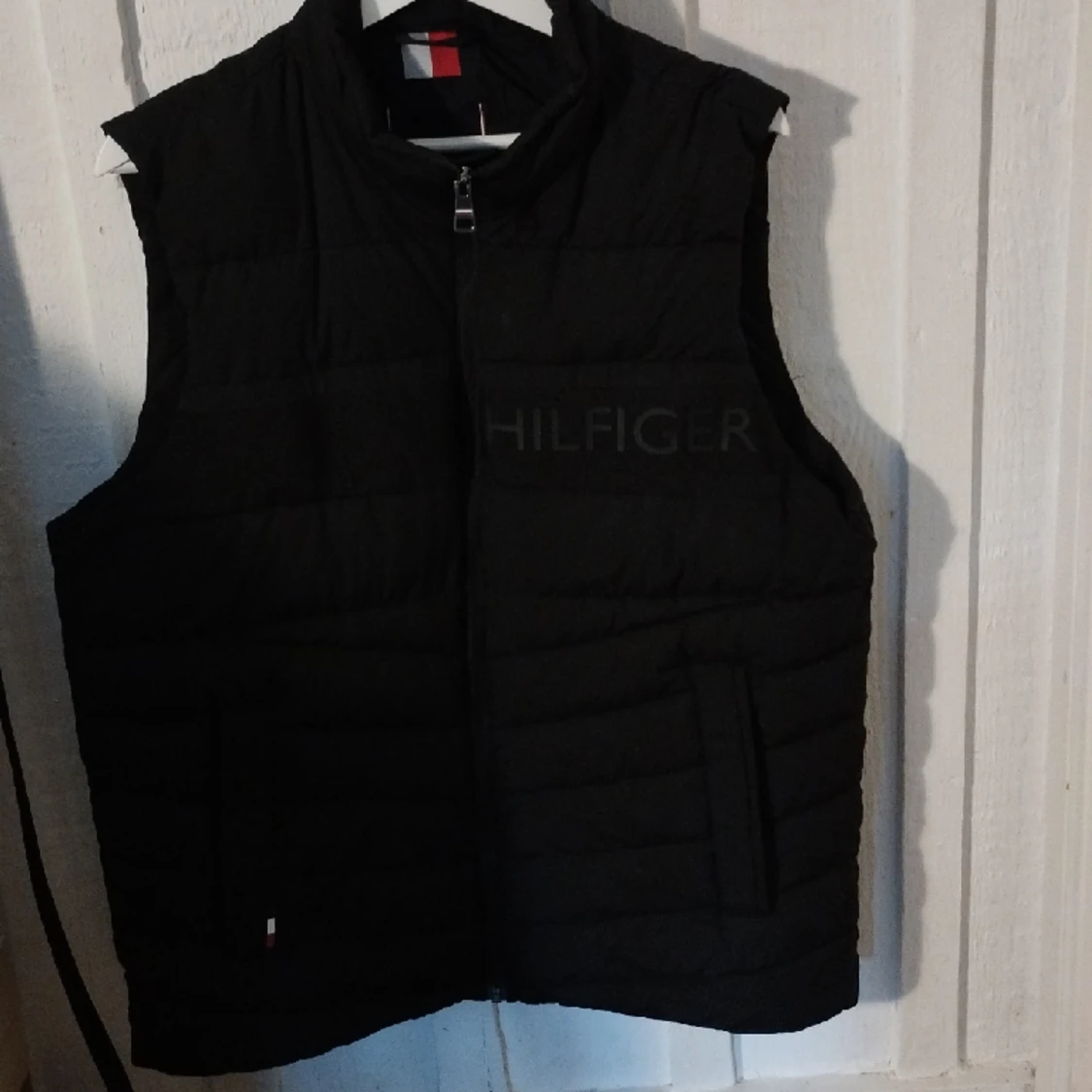 Oanvänd/nyskick Tommy Hilfiger väst