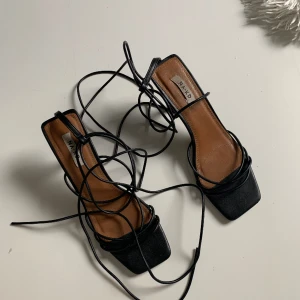 Svarta klackar - Super snygga klackskor med en perfekt klack med snören som man knyter runt vadern☺️Använda en gång, frakt ingår ej!