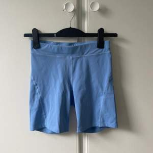 Två blåa shorts. Dem ena har scrunch :). Båda är knappt använda.  Båda för 200kr 