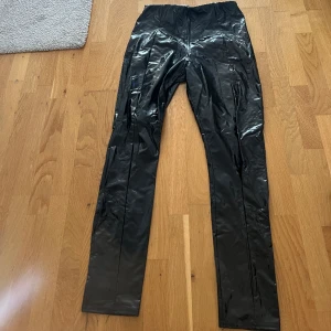 Lackbyxor - Säljer dessa coola och snygga byxor för att det passar inte längre, väldigt små i storlek brukar normalt ha xs eller s i byxor