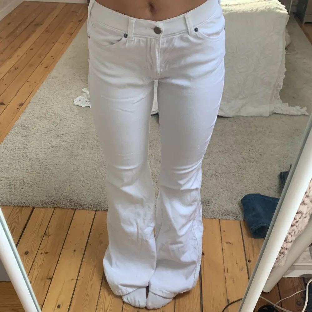 Jättecoola och långa vita jeans! Nästan aldrig andvända och inga defekter💕💕midjemått 33 cm och innerbenslängd 80 cm, men väldigt stretchiga💕💕. Jeans & Byxor.